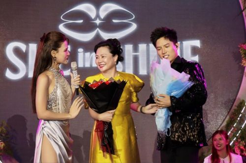Hà Nhi bật khóc nức nở khi nhận món quà đặc biệt từ mẹ