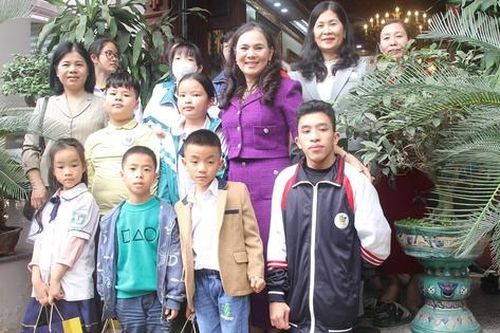 'Tôi mong con đẻ, con đỡ đầu của mình gắn kết là một gia đình'