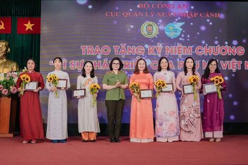 Tặng Kỷ niệm chương 'Vì sự phát triển của phụ nữ Việt Nam' cho 25 cá nhân Cục Quản lý xuất nhập cảnh