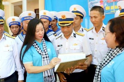 Đoàn đại biểu Hội LHPN Việt Nam thăm quân, dân huyện đảo Trường Sa và Nhà giàn DK1