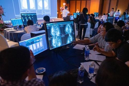 200 chuyên gia thảo luận giải pháp tầm soát, chẩn đoán và điều trị bệnh lý tuyến vú