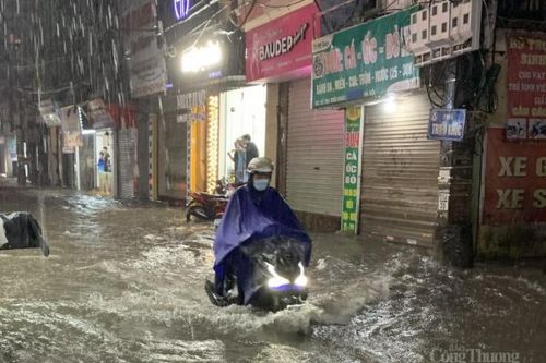 Nhiều tuyến đường Hà Nội biến thành sông sau cơn mưa lớn kéo dài
