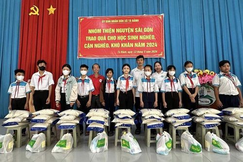 Thêm 100 phần quà tiếp bước đến trường cho học sinh xã Tà Đảnh