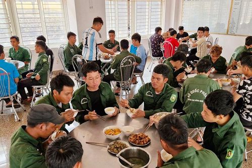Ấm lòng bữa cơm 15 ngàn đồng