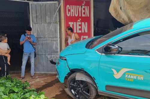 Taxi mất lái tông sập mái hiên nhà dân bên tỉnh lộ 664, xã Ia Dêr