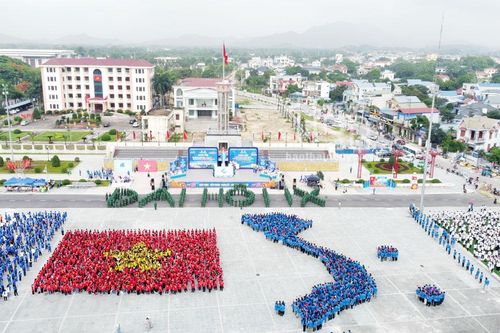 Trên 6.000 thành viên đồng diễn xếp hình bản đồ Việt Nam