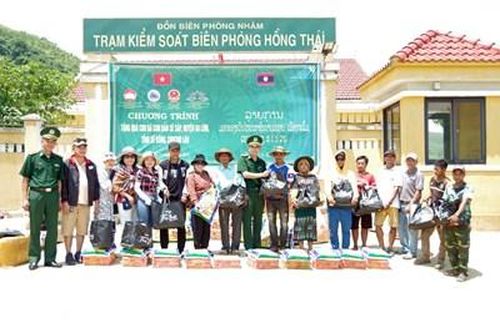 Tặng hơn 300 triệu đồng cho Nhân dân hai bên biên giới