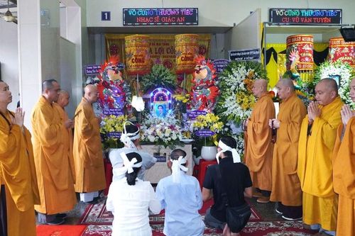 Hòa thượng Thích Lệ Trang và chư tôn đức Ban Trị sự GHPGVN TP.HCM viếng tang nhạc sĩ Giác An