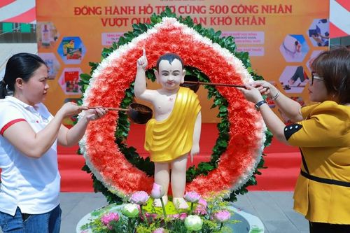 Bến Tre: 500 công nhân hân hoan dự Lễ Tắm Phật và 'Phiên chợ từ tâm'