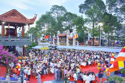 Gần 2.000 Phật tử, người dân dự tiệc chay do Ban Kinh tế - Tài chính Phật giáo TP.HCM tổ chức