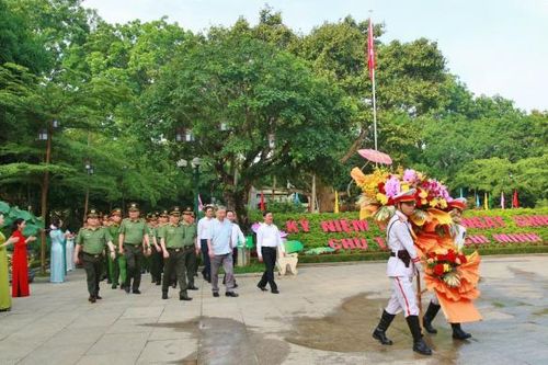 Bộ trưởng Tô Lâm dâng hương tại Khu di tích Quốc gia đặc biệt Kim Liên