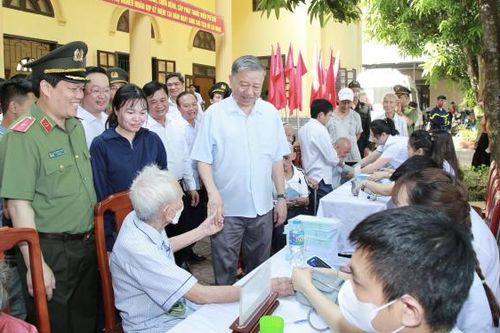 Bộ trưởng Tô Lâm thăm, tặng quà các mẹ Việt Nam Anh hùng, người có công, gia đình chính sách tại xã Kim Liên