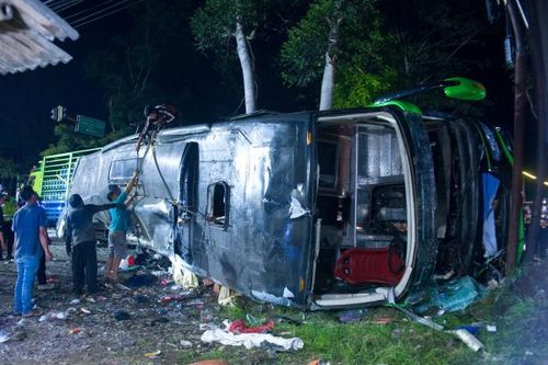 Indonesia: Xe buýt chở học sinh tốt nghiệp gặp nạn, 11 người tử vong