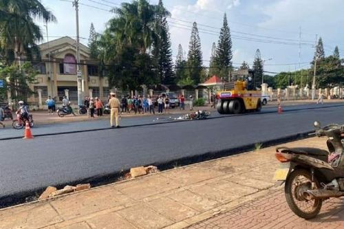 Va chạm giao thông, bé trai 4 tuổi bị xe lu cán tử vong