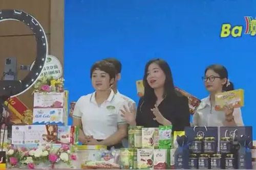 Nông dân học livestream để tiêu thụ nông sản