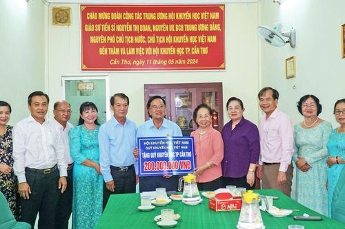 Hội khuyến học Việt Nam trao 200 triệu đồng cho Quỹ khuyến học Cần Thơ