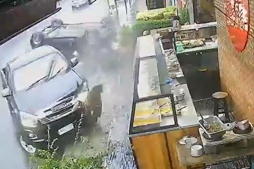Tài xế mất kiểm soát, xe bán tải tông ô tô lật nhào