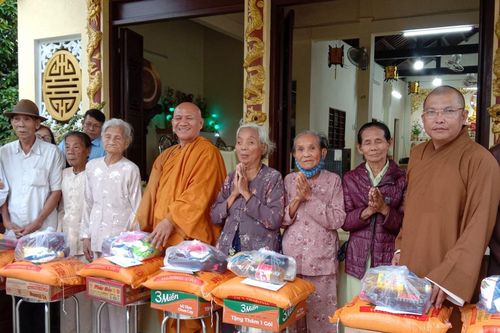 Xây 5 căn nhà, tặng trên 350 phần quà cho người nghèo ở Huế dịp Đại lễ Phật đản
