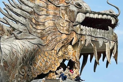 Tháo dỡ những vật nguy hiểm trong tượng rồng ma mị tại công viên bỏ hoang ở Huế