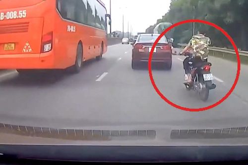 Đầu trần lạng lách trên đường, thanh niên tông vào xe vệ sinh môi trường