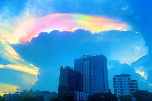Dân TP.HCM thích thú ngắm bầu trời hoàng hôn lạ lẫm, đầy màu sắc