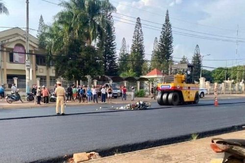 Xe máy va chạm xe lu, bé trai 6 tuổi ở Gia Lai tử vong