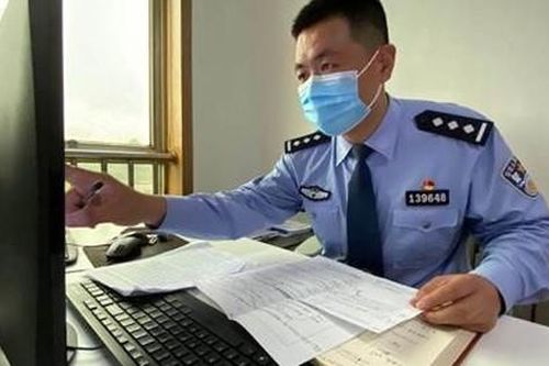 1 người đàn ông ăn mặc rách rưới mang 1 tỷ đồng tiền mặt đi mua vàng bất ngờ bị cảnh sát bắt giữ: Vụ án xảy ra 10 năm trước bất ngờ bị phanh phui