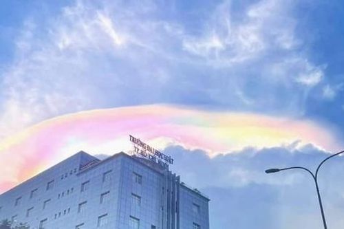 TP.HCM: Hiện tượng mây ngũ sắc xuất hiện trên bầu trời vào Ngày của Mẹ