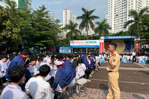 Tuyên truyền pháp luật về giao thông cho 1.200 học sinh