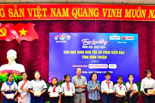 Bình Thuận: Trao Quỹ học bổng Vừ A Dính và Câu lạc bộ 'Vì Hoàng Sa - Trường Sa thân yêu'