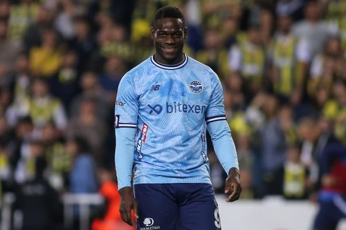 Balotelli bị đuổi vì đánh nguội đối thủ