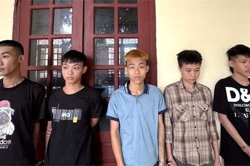 Bắt quả tang 7 thanh niên đang 'phê' ma túy ở bờ sông