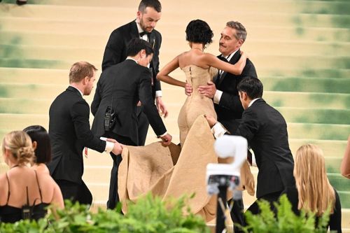 Met Gala biến phụ nữ thành 'vật bất động'