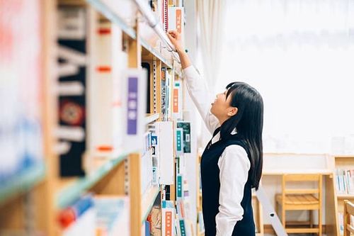 Giới thiệu văn chương có chi tiết tình dục trong nhà trường Nhật Bản