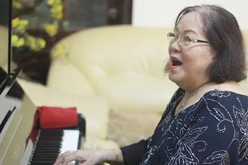 Ngọc Anh và con trai từ Mỹ về Việt Nam dự tang mẹ chồng cũ Tường Vy