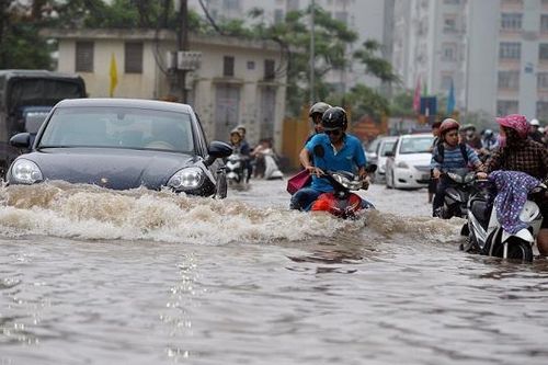 Ô tô, xe máy cần làm gì khi bị ngập nước?