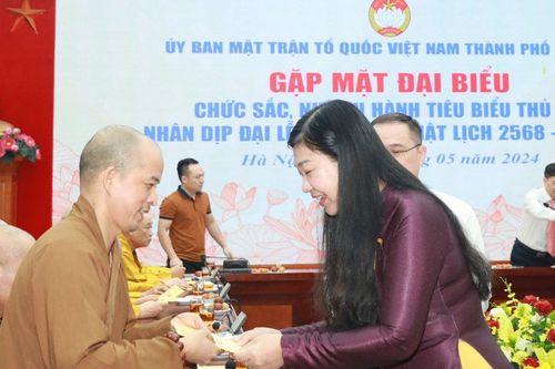 Lấy việc phục vụ chúng sinh, ích nước, lợi dân làm phương hướng tu hành