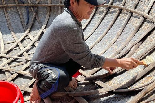 Độc đáo cách chống thấm thuyền thúng bằng phân bò