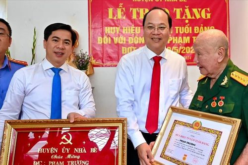 Đồng chí Nguyễn Hồ Hải trao Huy hiệu 75 năm tuổi Đảng cho đồng chí Phạm Trương