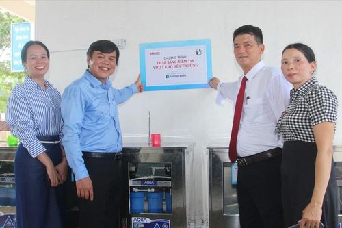 Chương trình 'Thắp sáng niềm tin - Vượt khó đến trường' đến với học sinh nghèo Bình Định