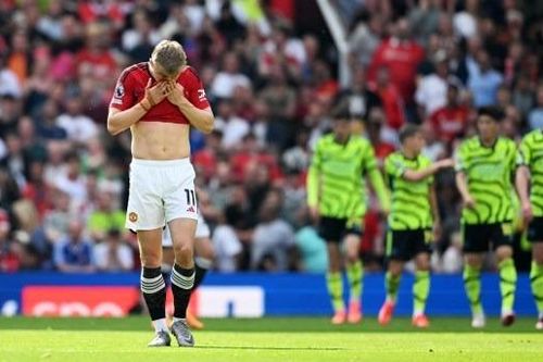 HLV Erik ten Hag ví Man Utd như 'đang bơi với 2 tay sau lưng'