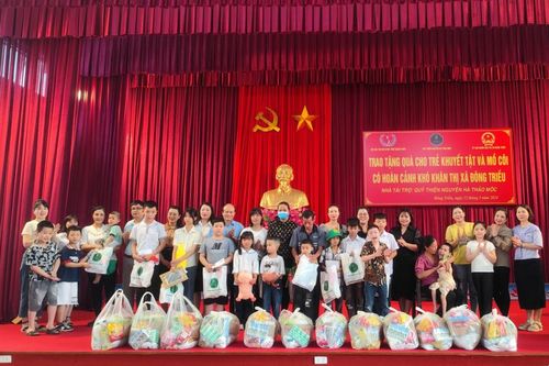 Tặng quà cho trẻ mồ côi, người khuyết tật