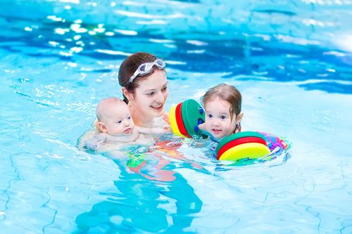 Cách giúp trẻ xua tan nỗi sợ xuống nước