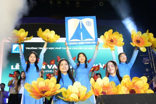 Xúc động lễ tri ân, trưởng thành của học sinh Hà Nội