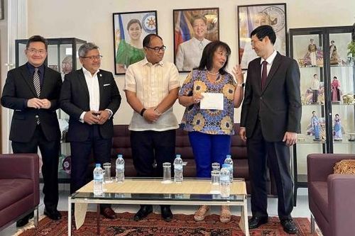 Trao tặng số tiền quyên góp tại Hội chợ ASEAN Bazaar 2024 cho Hiệp hội từ thiện 'Bạn của trẻ em' tại Hy Lạp
