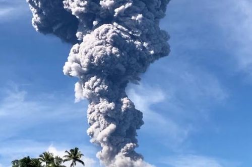 Núi lửa ở Indonesia phun trào, tro bụi cao tới 5 km