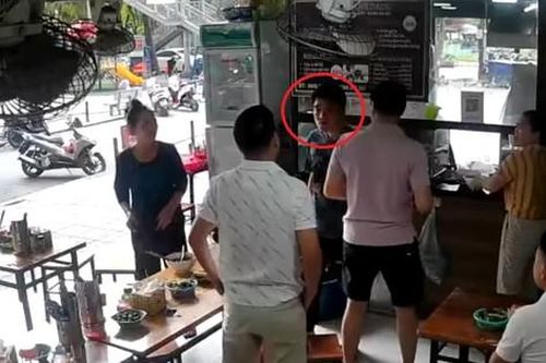 Người đàn ông bị khách cùng bàn ăn đâm trọng thương