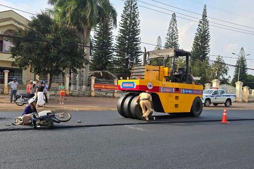 Xe máy va chạm với xe lu, cháu bé 6 tuổi tử vong