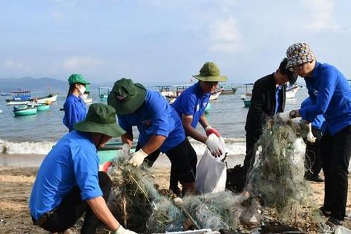 Thu gom rác thải, làm biển báo bảo vệ môi trường biển