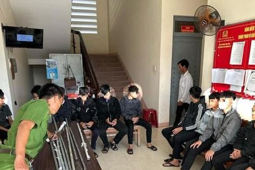 Một cảnh sát bị thương khi chặn bắt nhóm thanh niên mang hung khí